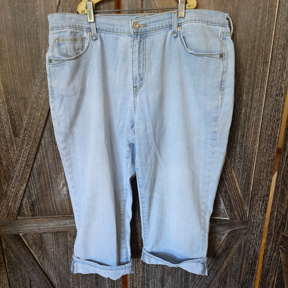 Levi's Jeans Women's size 16 Light Wash Blue Denim Cuffed 515 Capri Cropped